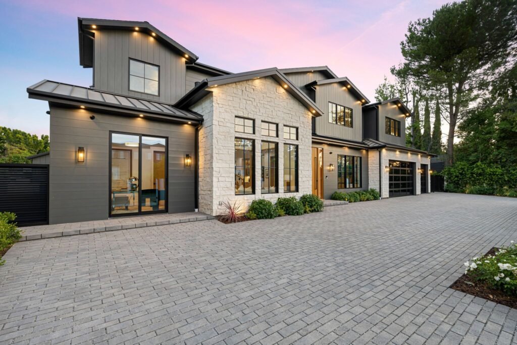 Custom interlocking driveway in Whitchurch-Stouffville by KANU Interlocking